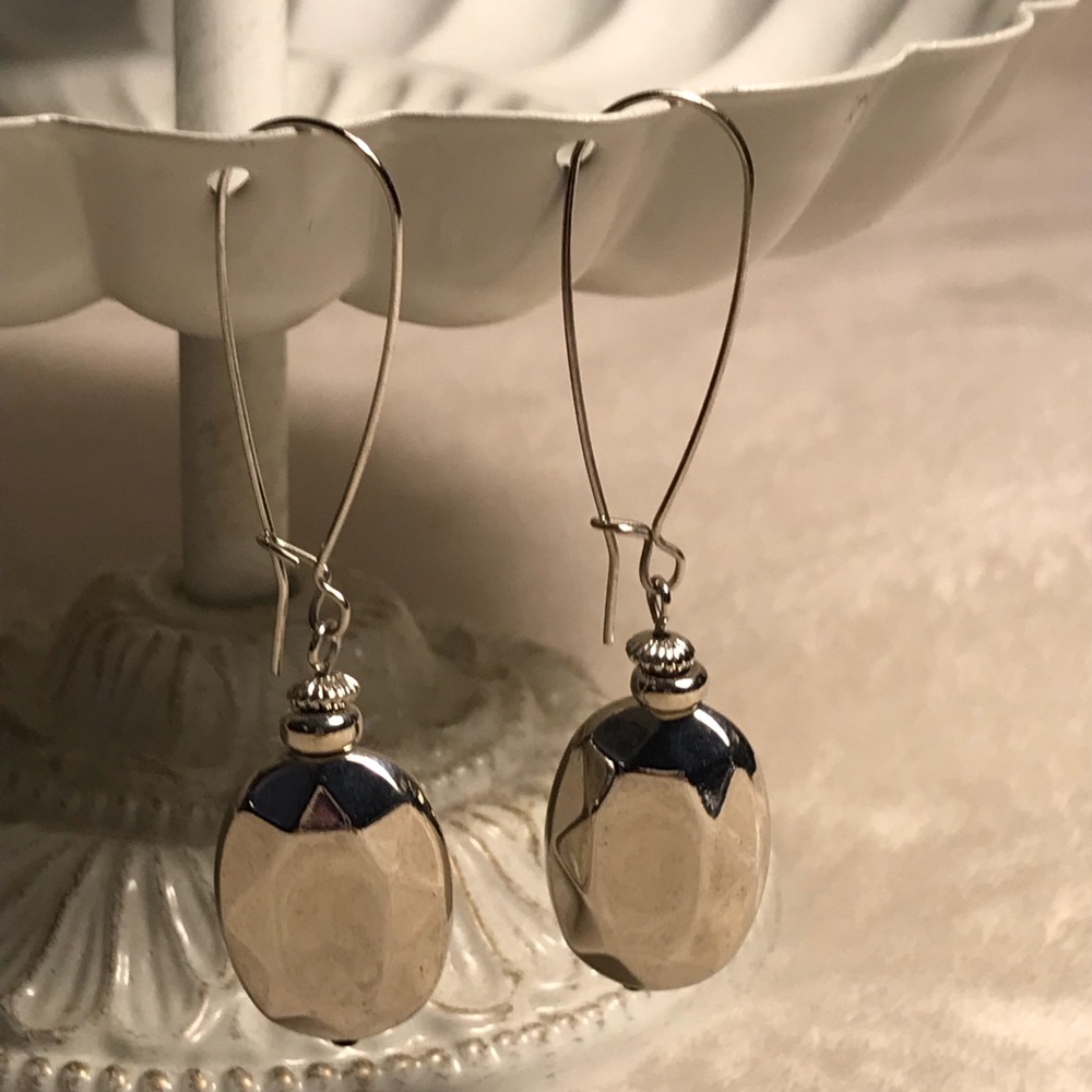 🌸 Silver tone dangle earrings